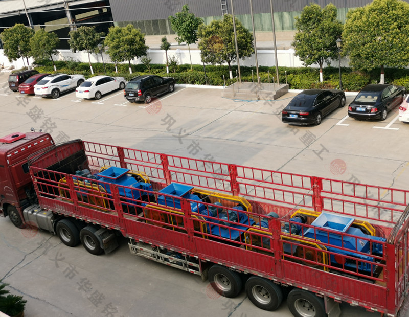 三臺750*500對輥破碎機發貨